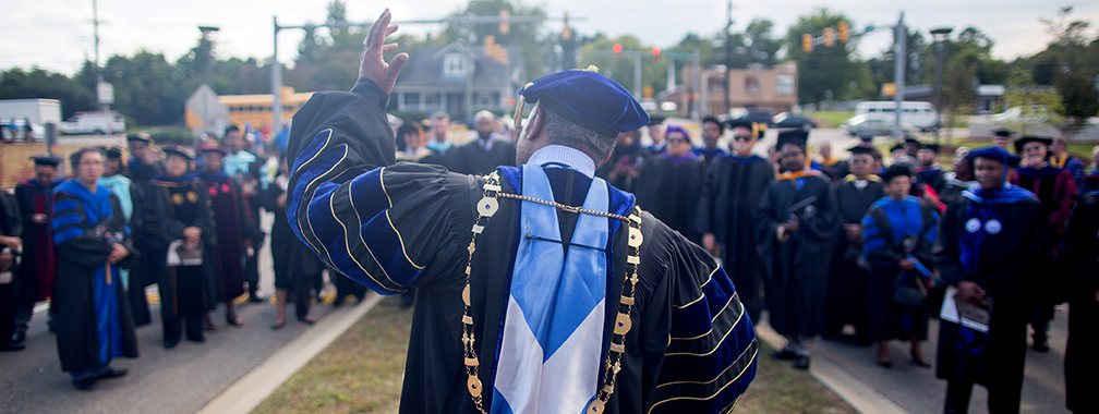 Chancelor speaks to crowd at convocation